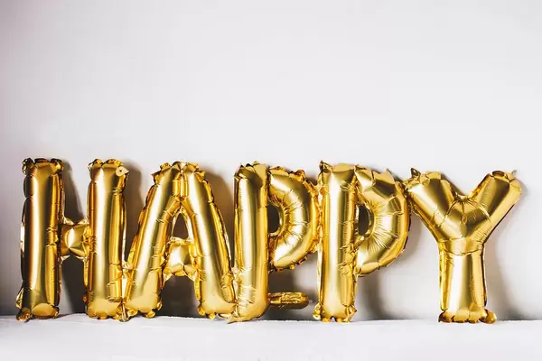 Aluminium Luftballon in Gestalt des Wortes Happy