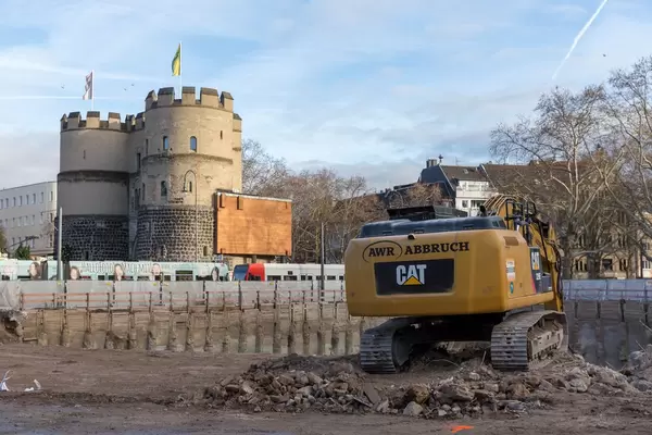 Am Kölner Rudolfplatz hebt Raupenbagger Baugrube aus