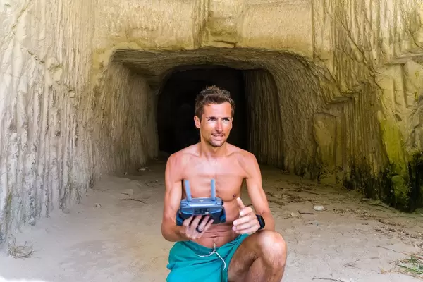 Am Strand in Griechenland mit dem Drohnen-Controller: Luftbilder im Urlaub machen