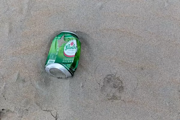 Am Strand liegen gelassene Bierdose zeigt Umweltverschmutzung