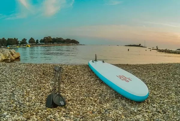 Am Strand nicht viel los. Paddelbrett und zwei Paddeln