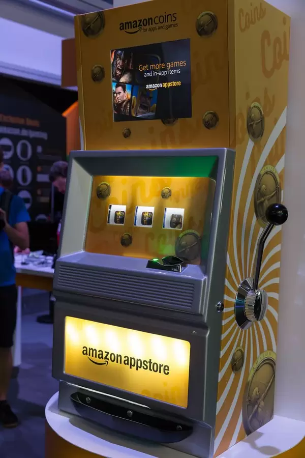 Amazon Appstore in Gestalt eines Casino-Spielautomaten - Gamescom 2017, Köln