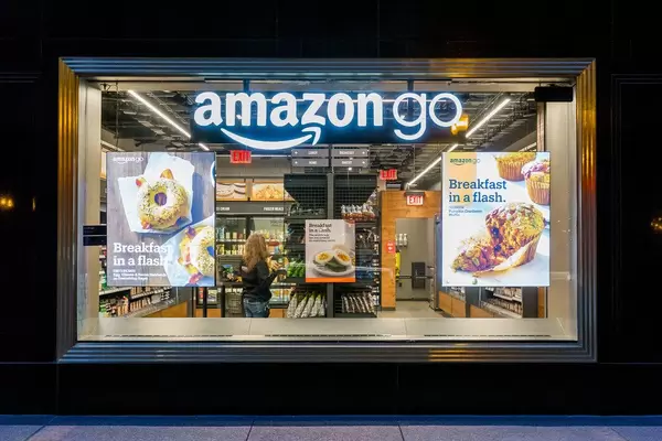 Amazon Go: Schaufenster vom kassenlosen Amazon-Supermarkt in Chicago