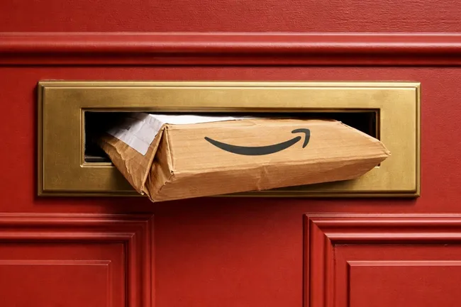Amazon-Paket im Hausbriefkasten - E-Commerce Service