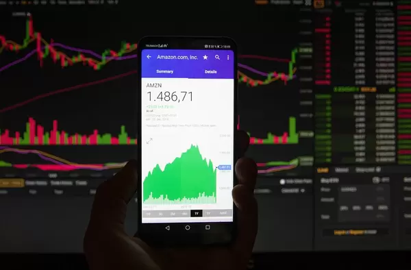 Amazons Börsenwert ist auf dem Bildschirm eines Mobiltelefons zu sehen