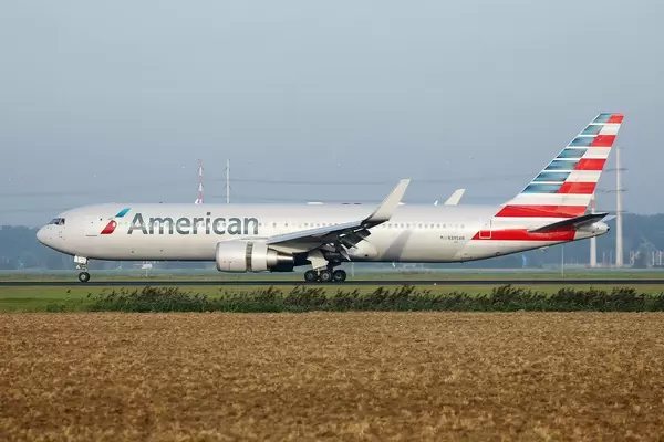 American Airlines Flugzeug rollt über den Amsterdam Schiphol Flughafen