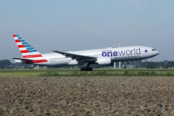 American Airlines Member of One World Flugzeug auf der Startlinie am Flughafen Amsterdam Schiphol