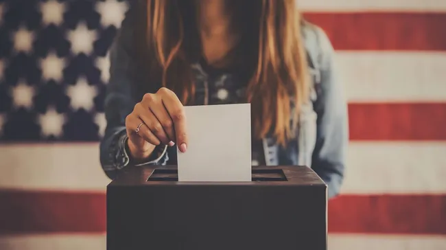 Amerikanerin gibt Stimmzettel in Wahlurne ab