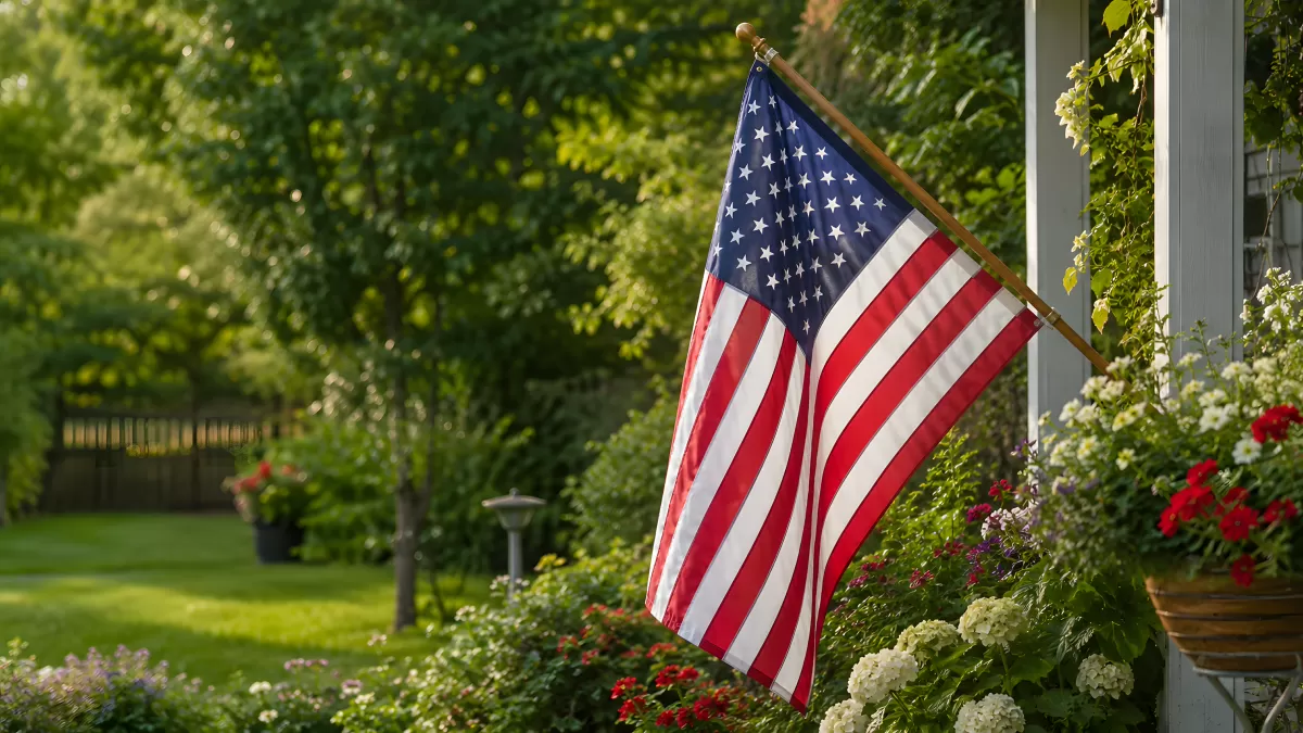 Amerikanische Flagge am Hauseingang im Sommergarten