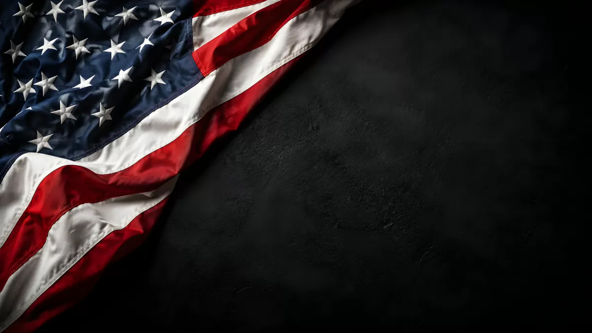 Amerikanische Flagge auf dunklem Hintergrund drapiert