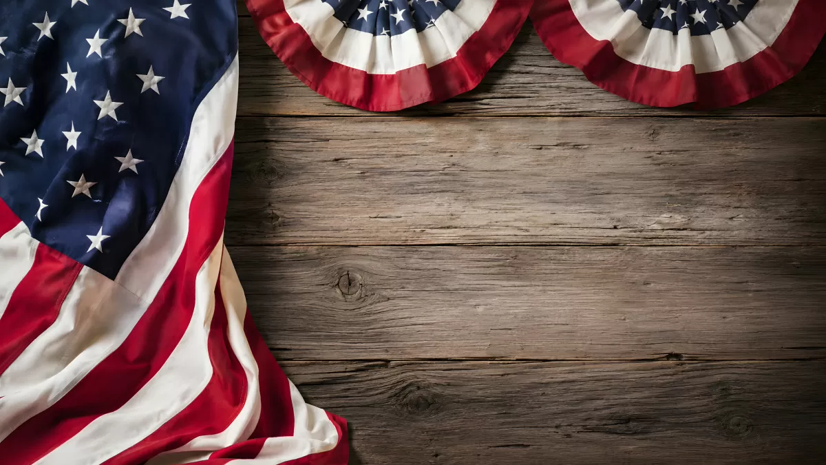 Amerikanische Flagge auf rustikalem Holzhintergrund