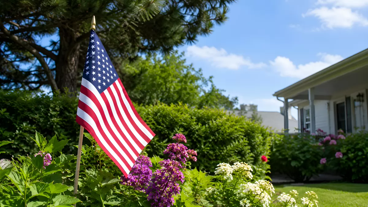 Amerikanische Flagge im blühenden Vorgarten
