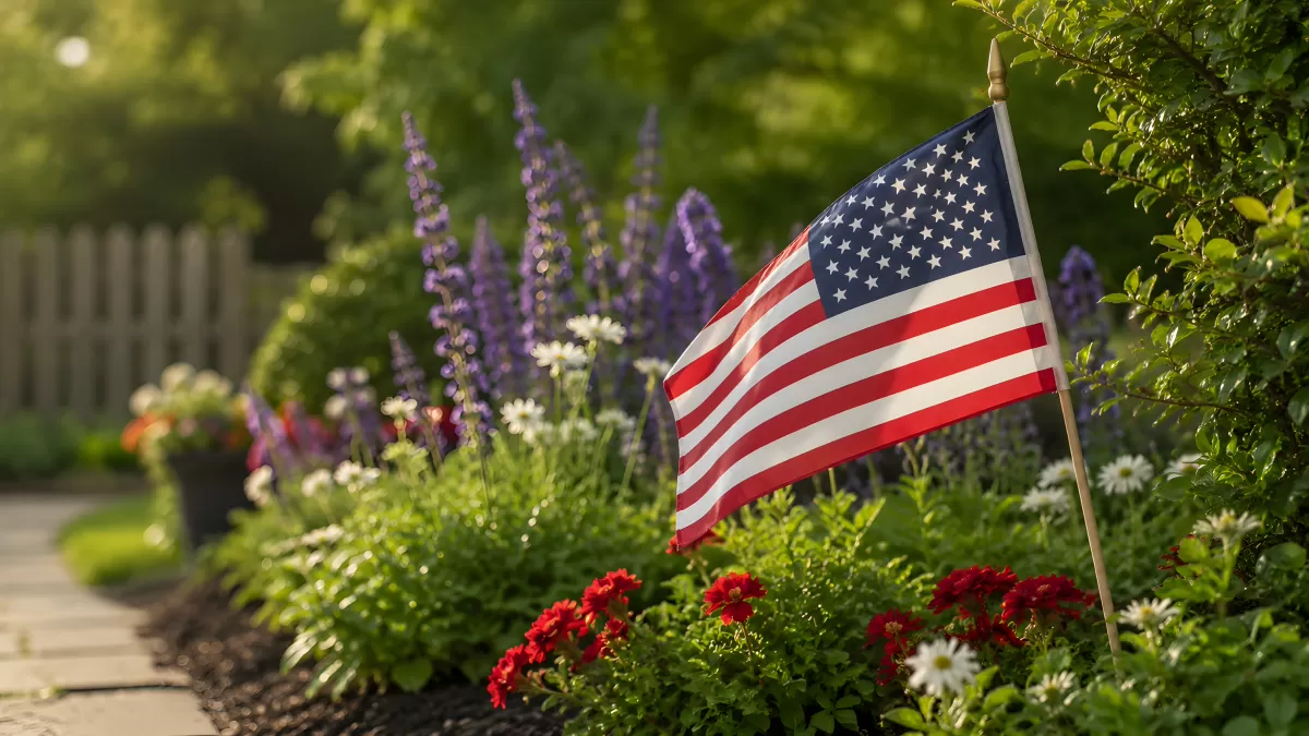 Amerikanische Flagge in sommerlichem Blumengarten