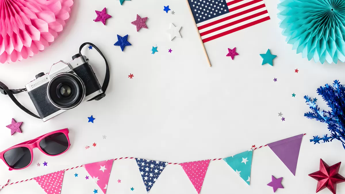 Amerikanische Flagge mit bunten Partydekorationen