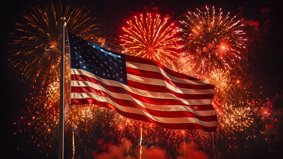 Amerikanische Flagge vor Feuerwerk am Nachthimmel