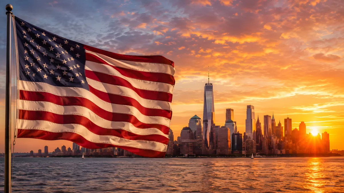 Amerikanische Flagge vor New Yorker Skyline bei Sonnenuntergang