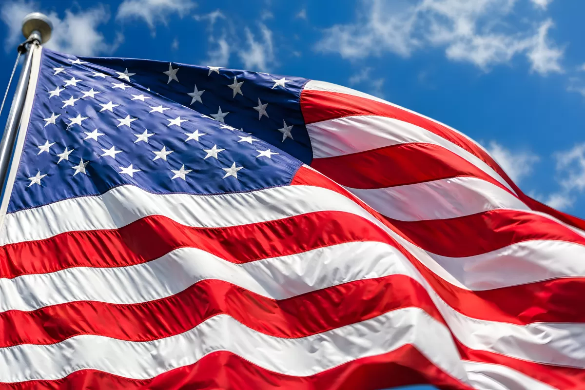 Amerikanische Flagge weht stolz im blauen Himmel