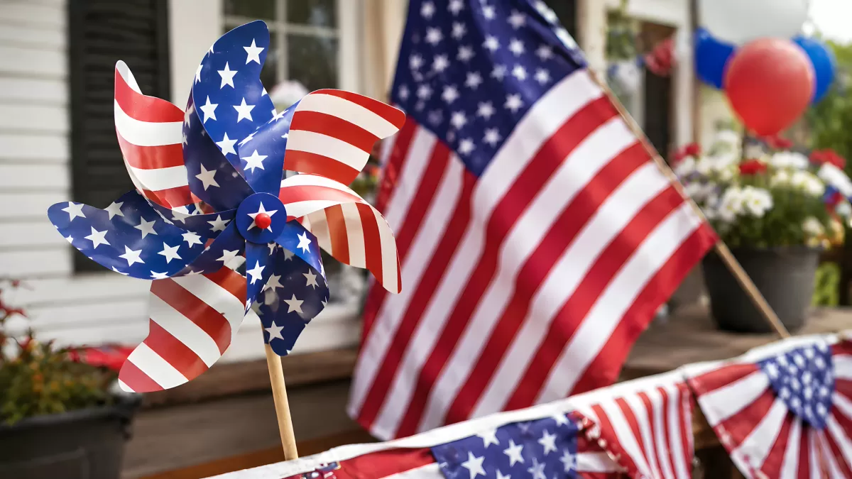 Amerikanische Flaggen und Windrad zum 4. Juli