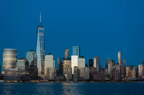 Amerikanische Wolkenkratzer mit beleuchteten Fenstern