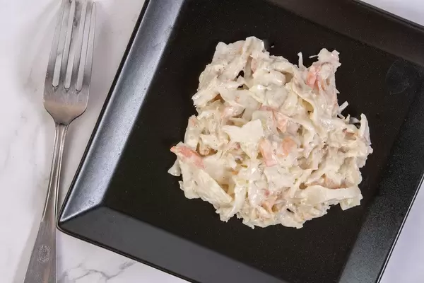 Amerikanischer Salat mit Äpfeln, Makkaroni-Nudeln, Karotten und Meerrettich