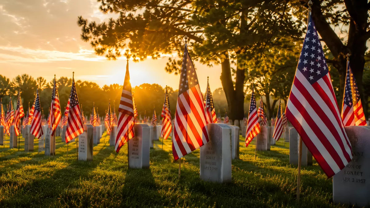 Amerikanischer Soldatenfriedhof mit Flaggen im Sonnenuntergang