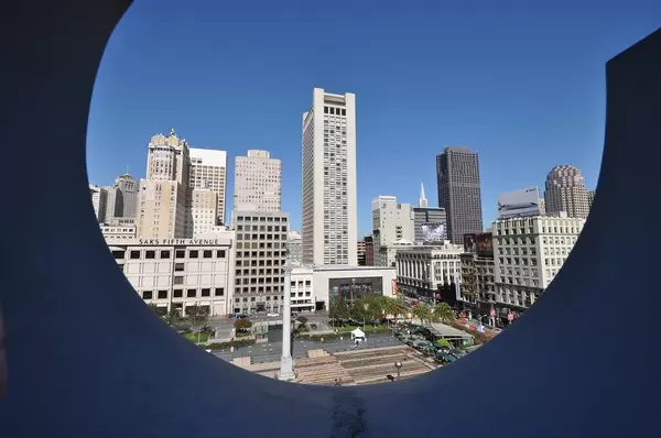 Amerikanischer Wolkenkratzer in San Francisco, vor blauem Himmel
