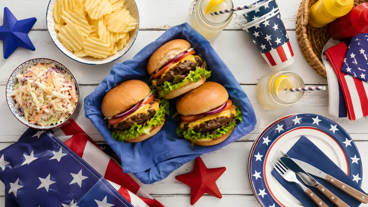 Amerikanisches Grillfest mit Burgern und Flaggendeko