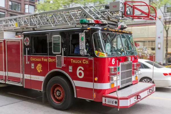 Amerikanisches, rotes Feuerwehrauto mit Leiter auf dem Dach, in Chicago