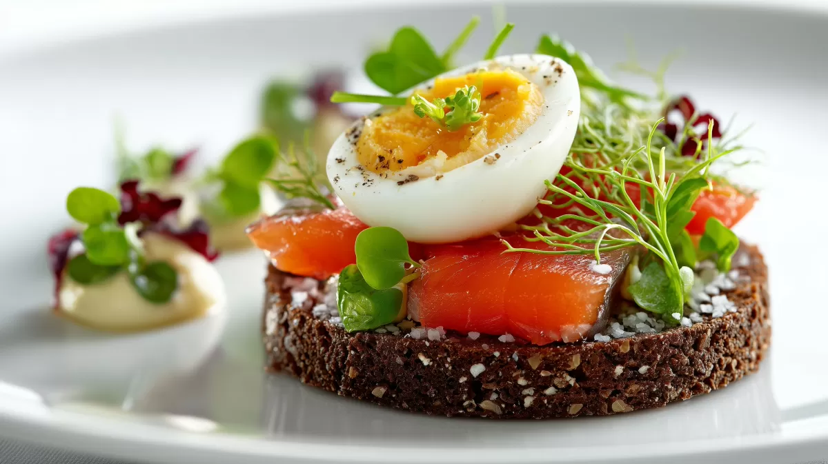 Amuse Bouche mit Forellenfilet auf Roggenbrot