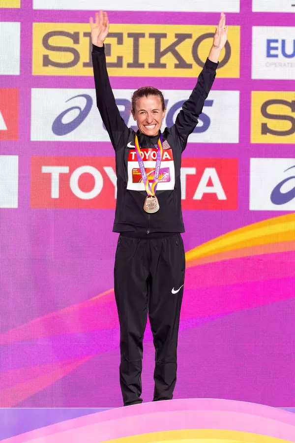 Amy CRAGG (USA) finishes in 3rd place in the Women's Marathon in London 2017