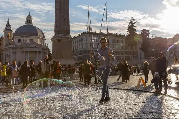 An amazing show with soap bubbles at the piazza del popolo in Rome