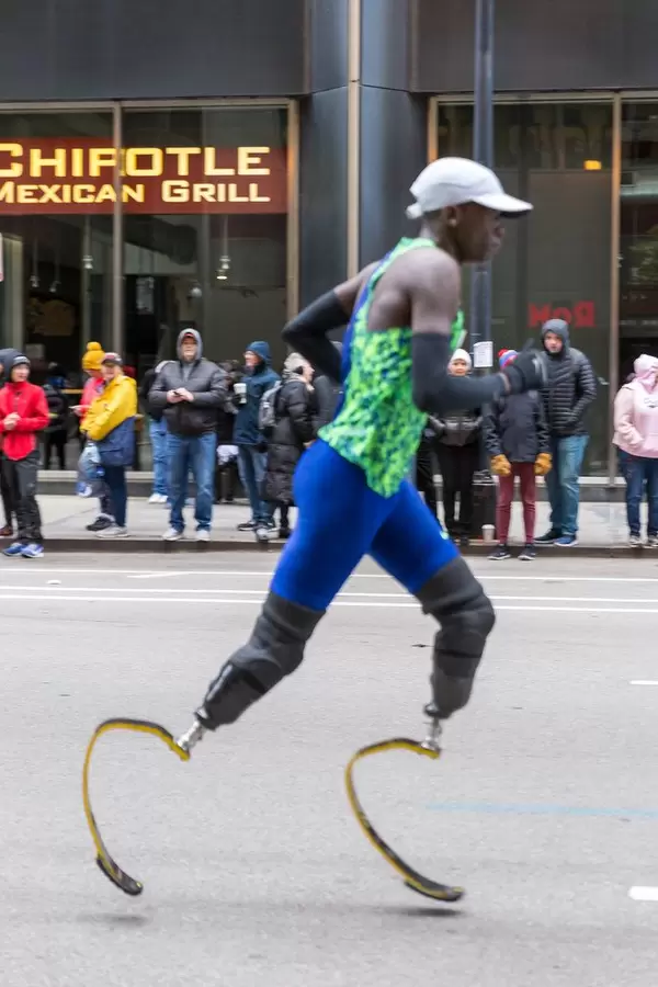 An athlete running the 2019 Chicago Marathon with two prosthetic limbs