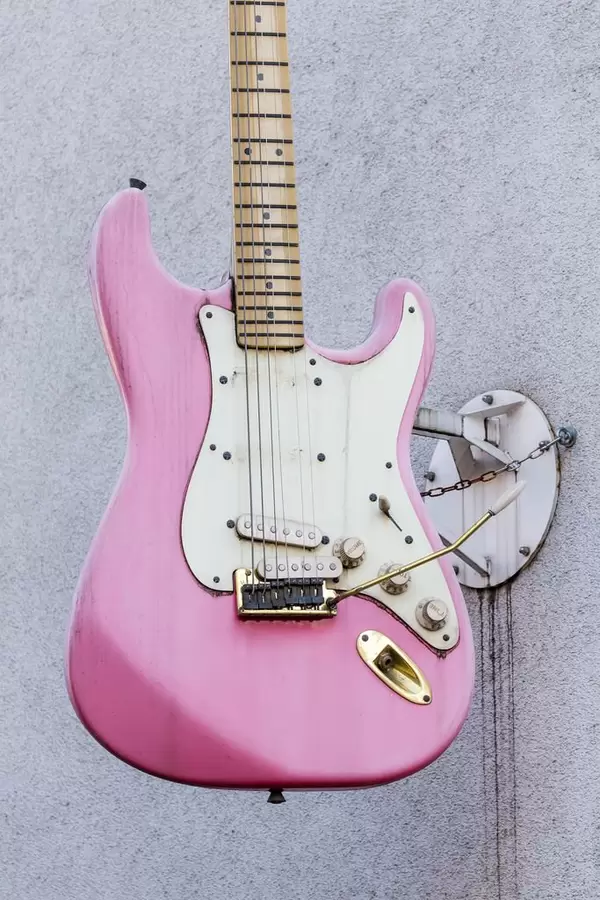 An der Fassade eines Gebäudes befestigte Gitarre