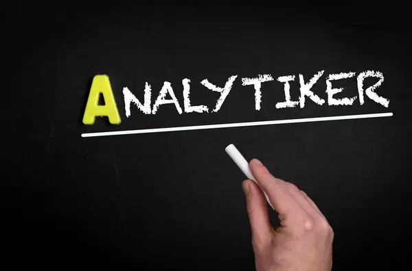 Analytiker text on blackboard