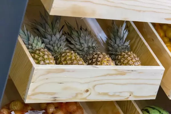 Ananas in einer großen Schublade aus Vollholz