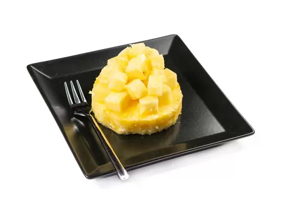 Ananas serviert