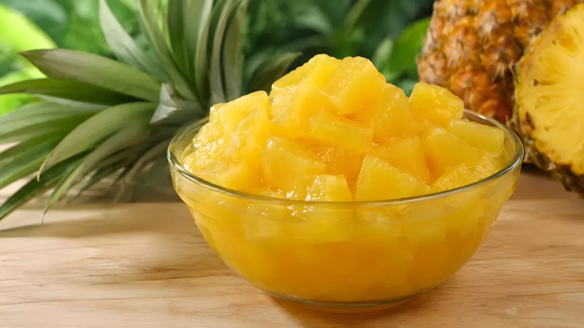 Ananasstücke in Saft – frisch geschnittene Frucht