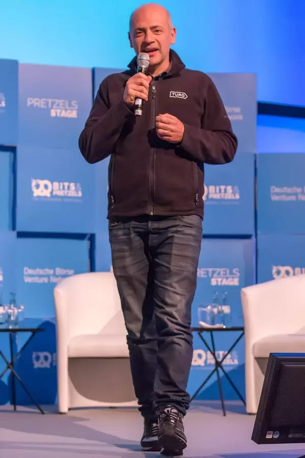 Andre Haddad hält eine Rede