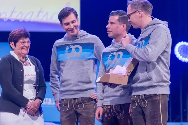 Andreas Bruckschlögl, Felix Haas und Dr. Bernd Storm van's Gravesande mit Kuchen von Kuchentratsch