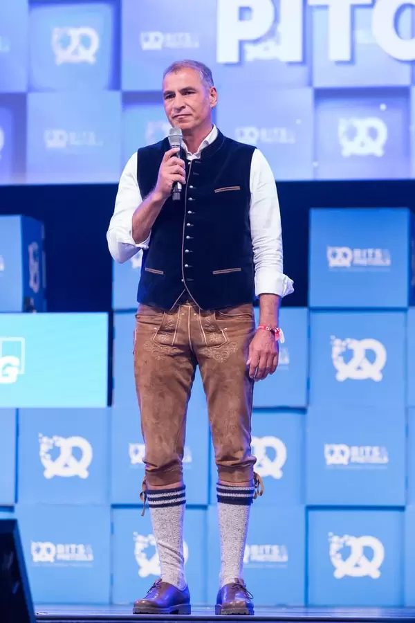 Andreas Etten in Lederhosen auf der Bühne