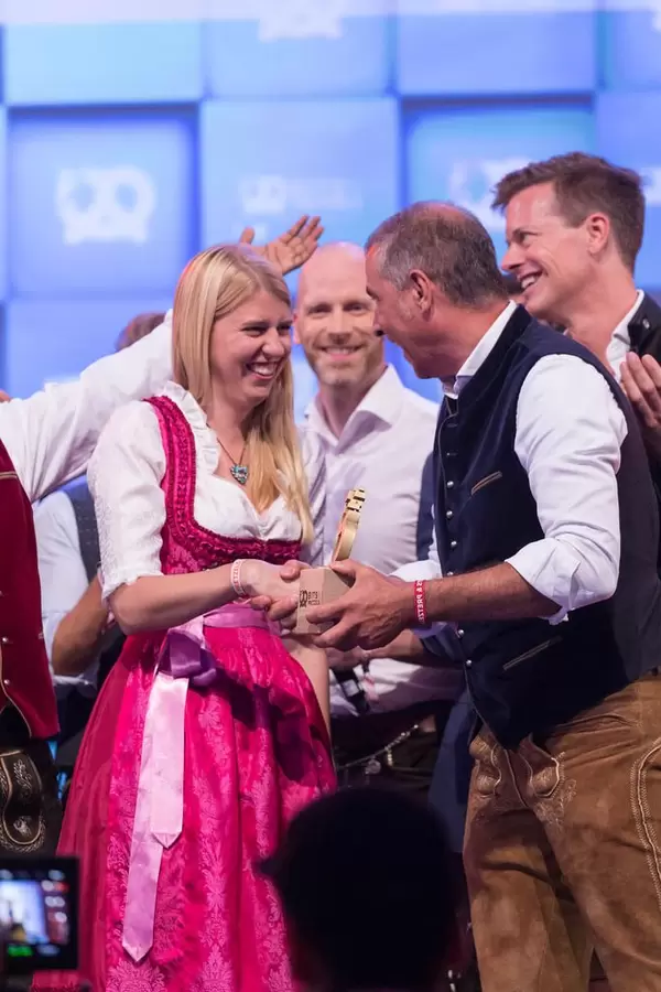 Andreas Etter überreicht der Gewinnerin Ihre Trophäe