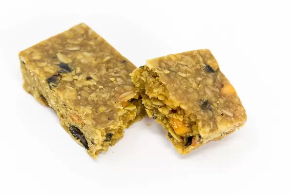 Angebrochener Müsli Powerriegel von Hafervoll, dem herzhaft mexikanischen Flapjack, enthält Just Spices Gewürzmischung