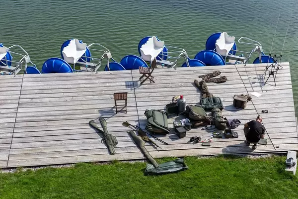 Angelsport am Reintalersee in Kramsach: ein Angler bereitet seine Angelausrüstung am Seerand vor