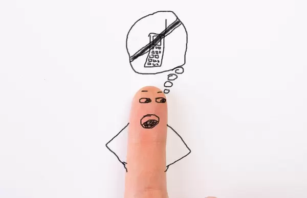 Angemalter Finger mit schockiertem, entsetztem Gesichtsausdruck und Armen, hat Handyverbot