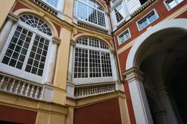 Angled Italian window on the side of the building / Abgewinkeltes italienisches Fenster auf der Seite des Gebäudes