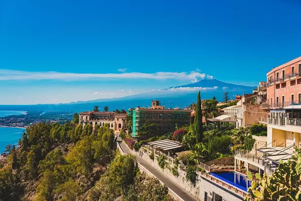 Ansicht vom Ätna aus der sizilianischen Küstenstadt Taormina