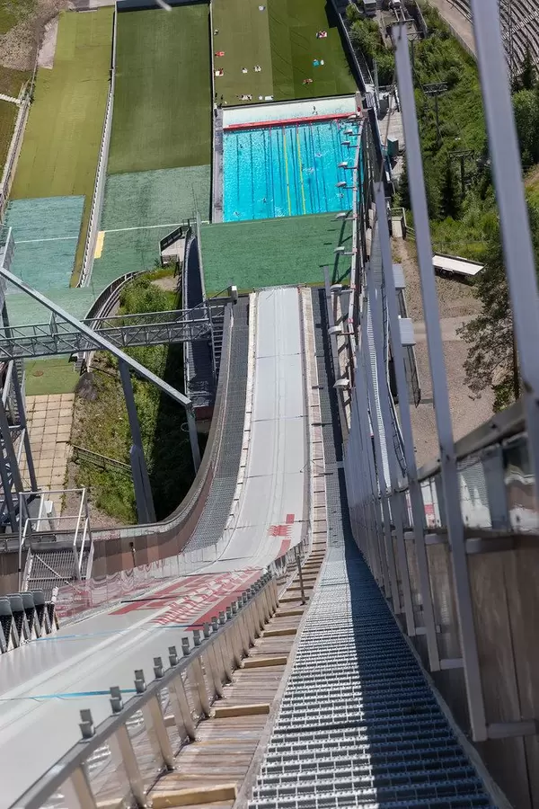 Ansicht von oben auf die Skisprungschanze Salpausselkä mit dem besonderen Außenschwimmbad im Sportzenrum von Lahti, Finnland