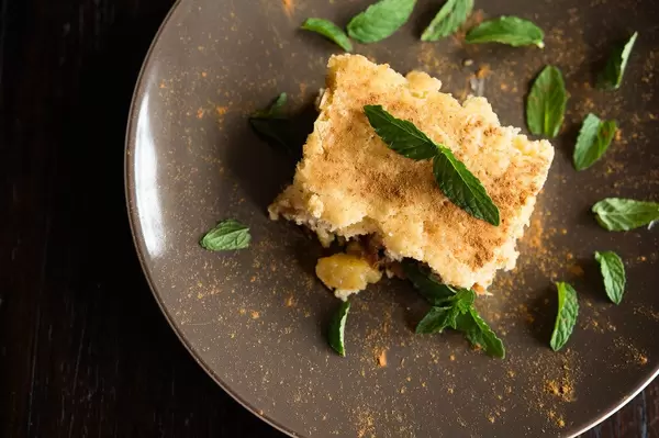 Ansicht von oben auf einen Ananas-Kaffee-Kuchen, auf einem braunen Teller