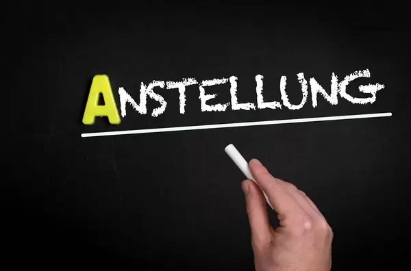 Anstellung text on blackboard