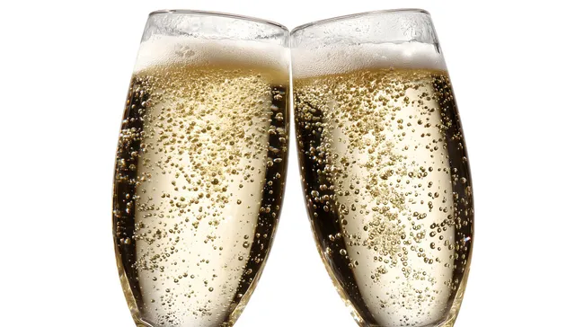 Anstoßen mit Champagnerkelchen auf Weiß